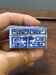 Four Chinese blue and white vases and a box with cover, all marked, 18/19th C.