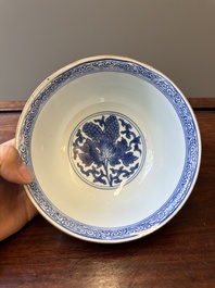 Een Chinese blauw-witte kom met druiven, Jiajing merk, Shunzhi/Kangxi