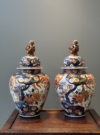 A pair of Japanese Imari covered vases, Edo, 18/19th C.
