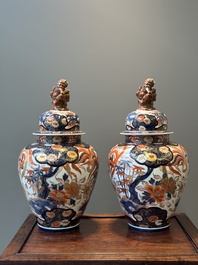 Paire de vases couverts en porcelaine Imari du Japon, Edo, 18/19&egrave;me