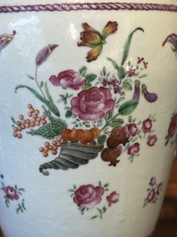 Paire de vases en porcelaine de Chine famille rose &agrave; d&eacute;cor de corne d'abondance aux anses en forme de chilong, Qianlong