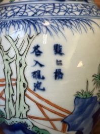 Vase en porcelaine de Chine wucai &agrave; d&eacute;cor figuratif et calligraphie, 19&egrave;me