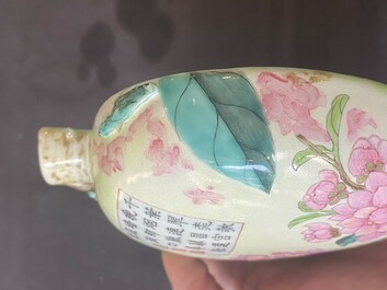 Rare vase mural en forme de p&ecirc;che en porcelaine de Chine famille rose &agrave; inscription, 19&egrave;me