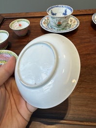 Une paire de tasses et soucoupes en porcelaine de Chine famille verte et une paire de tasses et soucoupes famille rose, Kangxi/Yongzheng