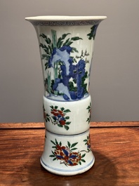 Vase de forme 'gu' en porcelaine de Chine wucai &agrave; d&eacute;cor figuratif, &eacute;poque Transition