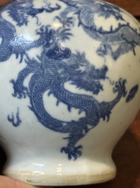 Une paire de vases couverts et trois pots en porcelaine de Chine en bleu et blanc, 19&egrave;me