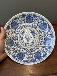 Plat en porcelaine de Chine en bleu et blanc &agrave; d&eacute;cor de rinceaux de lotus, marque et &eacute;poque de Guangxu