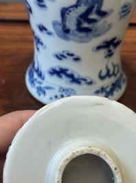 Une paire de vases couverts et trois pots en porcelaine de Chine en bleu et blanc, 19&egrave;me