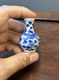 Dix vases et tabati&egrave;res en porcelaine de Chine en bleu et blanc, 19&egrave;me