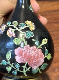 Paire de vases en porcelaine de Chine famille rose sur fond noir aux montures en bronze dor&eacute;, Yongzheng