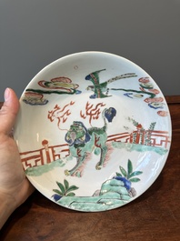 Assiette en porcelaine de Chine famille verte &agrave; d&eacute;cor de qilin et faucon, marque de feuille d'artemisia, Kangxi