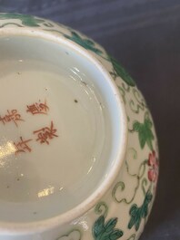 Une paire de bols en porcelaine de Chine famille rose et une assiette de style Dayazhai &agrave; d&eacute;cor de dragon, marque de Jiaqing, 19/20&egrave;me