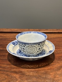 Een Chinese blauw-witte dubbelwandige kop en schotel, Kangxi