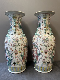 Paire de vases en porcelaine de Chine famille rose &agrave; d&eacute;cor narratif, 19&egrave;me