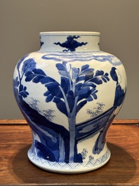 Vase en porcelaine de Chine en bleu et blanc &agrave; d&eacute;cor des 'Longues Dames', Kangxi