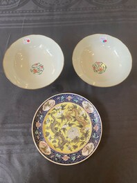 Une paire de bols en porcelaine de Chine famille rose et une assiette de style Dayazhai &agrave; d&eacute;cor de dragon, marque de Jiaqing, 19/20&egrave;me