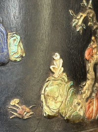 Een grote Chinese met edelstenen ingelegde zitan houten penselenpot, 17/18e eeuw