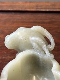 Een Chinese celadon jade bloemvormige penselenwasser met een ramskop, 17e eeuw