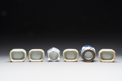 Cinq salerons en porcelaine de Chine en bleu et blanc et un aspersoir &agrave; monture en cuivre, Kangxi/Jiaqing