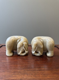 Een paar Chinese witte en roodbruine jade sculpturen van een olifant, Qianlong