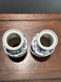 Een paar Chinese blauw-witte vazen met boeddhistische leeuwen, Kangxi merk, 19e eeuw