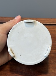 Vase de forme rouleau et un br&ucirc;le-parfum tripode en porcelaine de Chine en bleu et blanc, Kangxi