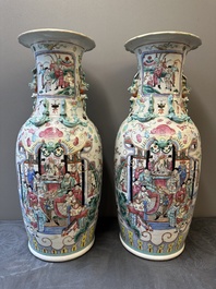 Paire de vases en porcelaine de Chine famille rose &agrave; d&eacute;cor narratif, 19&egrave;me