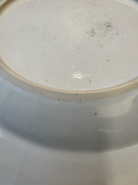 Assiette en porcelaine de Chine famille rose &agrave; d&eacute;cor de p&ecirc;cheurs, Yongzheng/Qianlong