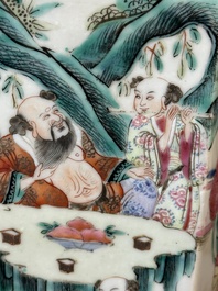 Een paar Chinese hexagonale famille rose vazen, 19e eeuw