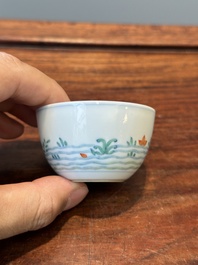 Tasse en porcelaine de Chine doucai &agrave; d&eacute;cor de poissons rouges, marque Cai Hua Tang Zhi 彩華堂製, 18&egrave;me