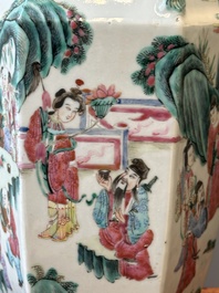 Een paar Chinese hexagonale famille rose vazen, 19e eeuw
