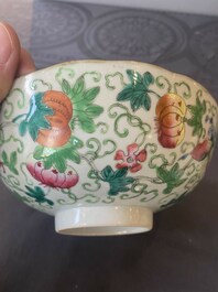 Une paire de bols en porcelaine de Chine famille rose et une assiette de style Dayazhai &agrave; d&eacute;cor de dragon, marque de Jiaqing, 19/20&egrave;me