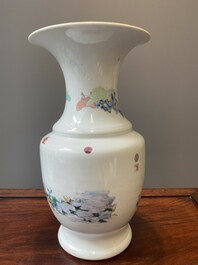 Vase en porcelaine de Chine famille rose &agrave; d&eacute;cor figuratif, marque de sceau ji 迹, Yongzheng