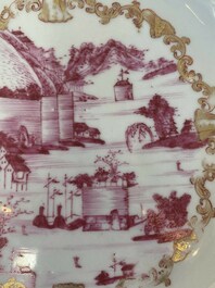 Paire d'assiettes en porcelaine de Chine en &eacute;maux rose &agrave; d&eacute;cor dor&eacute; d&rsquo;une vue sur le port, Qianlong