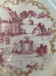 Paire d'assiettes en porcelaine de Chine en &eacute;maux rose &agrave; d&eacute;cor dor&eacute; d&rsquo;une vue sur le port, Qianlong