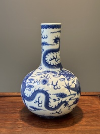 Vase de forme bouteille en porcelaine de Chine en bleu et blanc &agrave; d&eacute;cor de dragons, marque de Yongzheng, 19&egrave;me