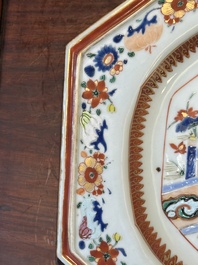 Une paire de plats de forme octogonale en porcelaine de Chine en bleu et blanc &agrave; d&eacute;cor de 'Xi Xiang Ji' et une paire de plats famille rose, Yongzheng