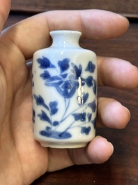 Dix vases et tabati&egrave;res en porcelaine de Chine en bleu et blanc, 19&egrave;me