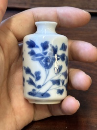 Tien Chinese blauw-witte vazen en snuifflessen, 19de eeuw