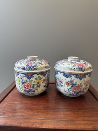 Paire de grands pots couverts en porcelaine de Chine famille rose &agrave; d&eacute;cor floral, Qianlong