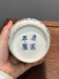 Een paar Chinese blauw-witte vazen met boeddhistische leeuwen, Kangxi merk, 19e eeuw