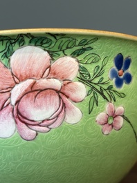 Een Chinese famille rose kom met sgraffito groene fondkleur, Qianlong merk en periode