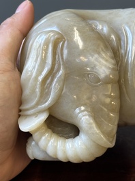Een paar Chinese witte en roodbruine jade sculpturen van een olifant, Qianlong