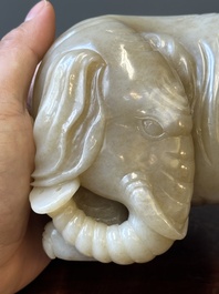 Paire de sculptures d'&eacute;l&eacute;phants en jade blanc et rouille, Chine, Qianlong