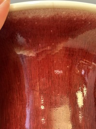 Vase en porcelaine de Chine monochrome en rouge de cuivre, 19&egrave;me