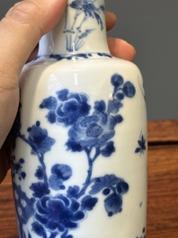 Vase de forme rouleau et un br&ucirc;le-parfum tripode en porcelaine de Chine en bleu et blanc, Kangxi