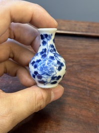 Dix vases et tabati&egrave;res en porcelaine de Chine en bleu et blanc, 19&egrave;me