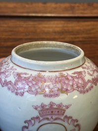 Service &agrave; th&eacute; de 28 pi&egrave;ces en porcelaine de Chine aux monogrammes couronn&eacute;s, Qianlong