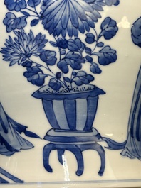 Een Chinese blauw-witte vaas met 'Lange Lijzen', Kangxi