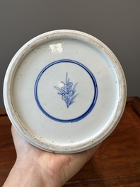 Vase de forme 'gu' en porcelaine de Chine en bleu et blanc &agrave; d&eacute;cor de rinceaux de chrysanth&egrave;me, Kangxi